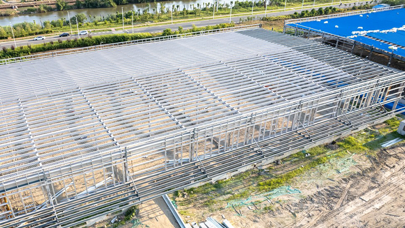 青岛钢结构厂房施工流程解析：打造安全可靠的生产基地！