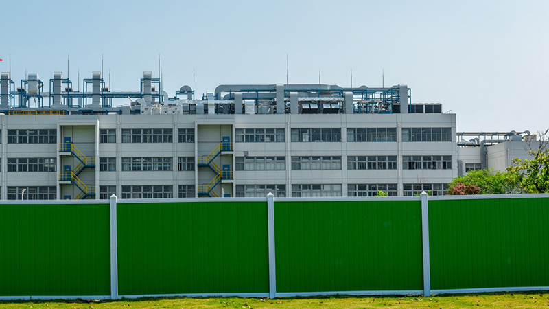 选择青岛工程围挡时，如何确保施工安全与美观并存？